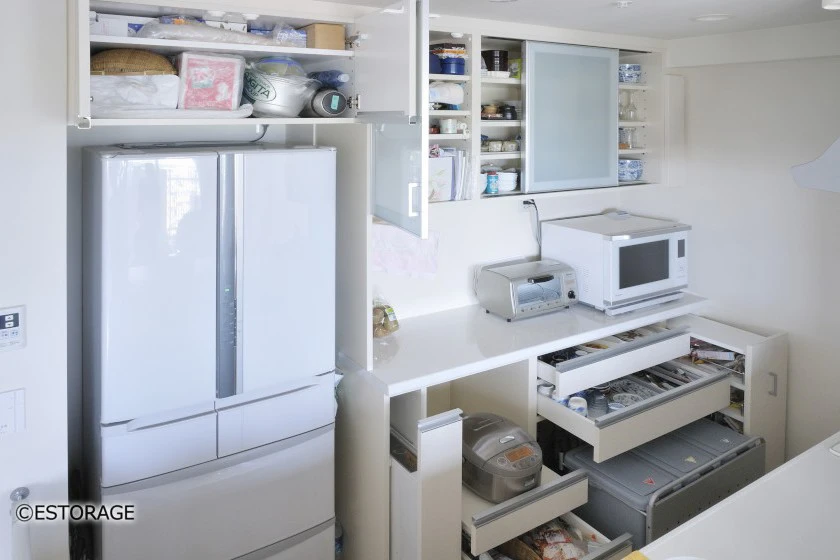 白色のおしゃれな食器棚まとめ。インテリアにこだわる人のキッチン収納実例
