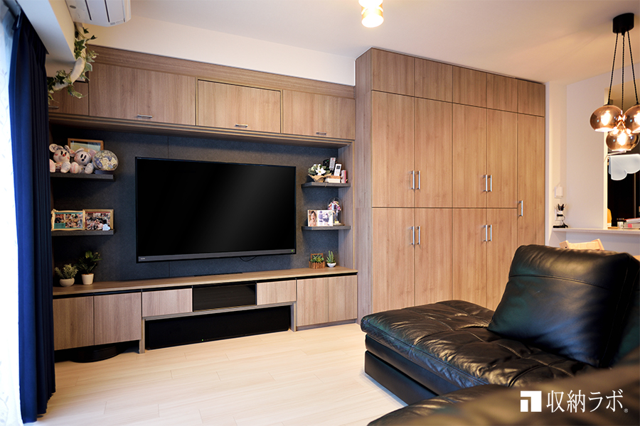 スッキリ収納とオープンな飾り棚で快適なリビングを作るテレビボード