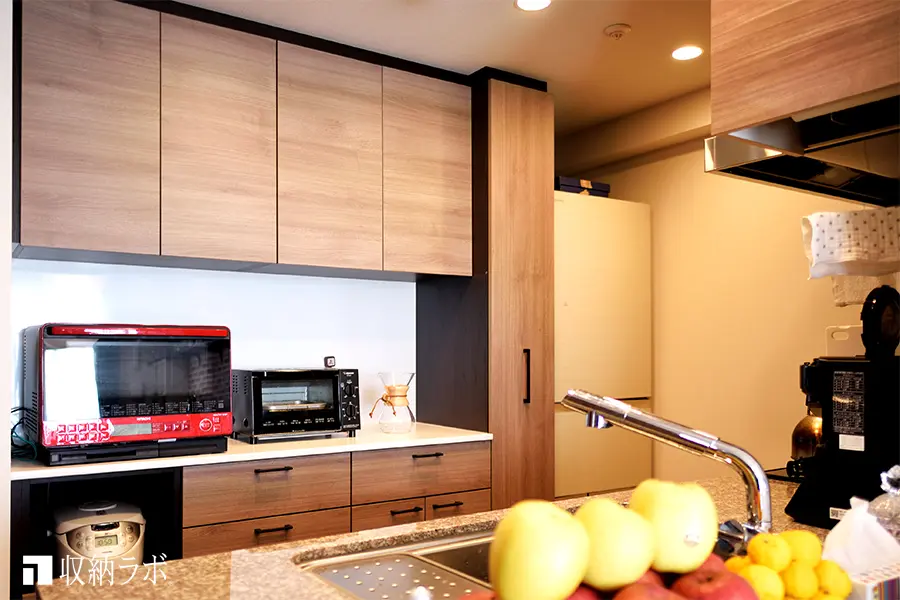 シンプルで機能的な食器棚で作るキッチンのインテリアコーディネート
