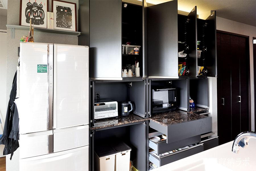 白VS黒」キッチンの食器棚はどっちが良い？メリットとデメリットで徹底比較