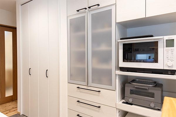 【造り付け型：キッチンメーカー】ホワイトカラーで明るくすっきりとした雰囲気に