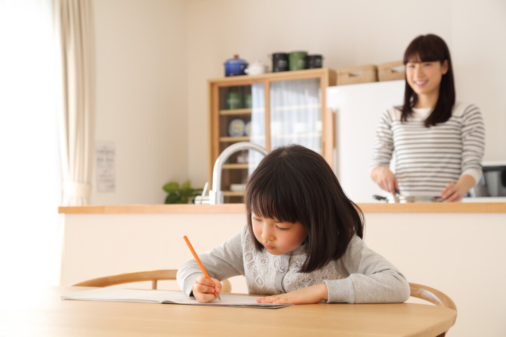 子供を見守る母親