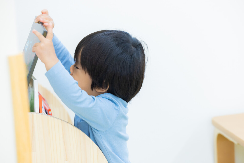 片付ける男の子
