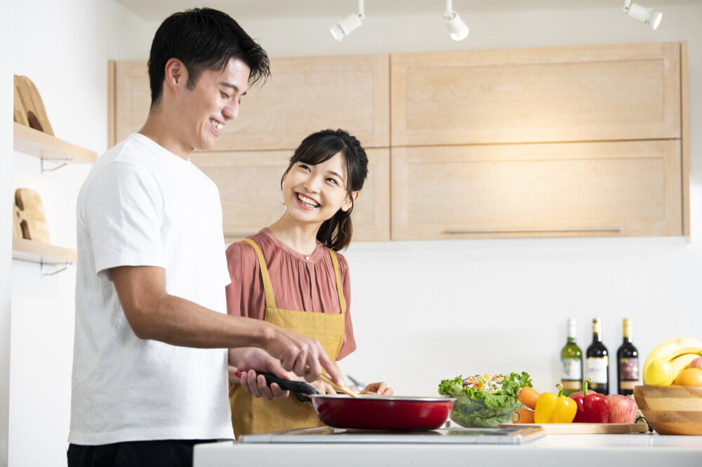 料理をする夫婦