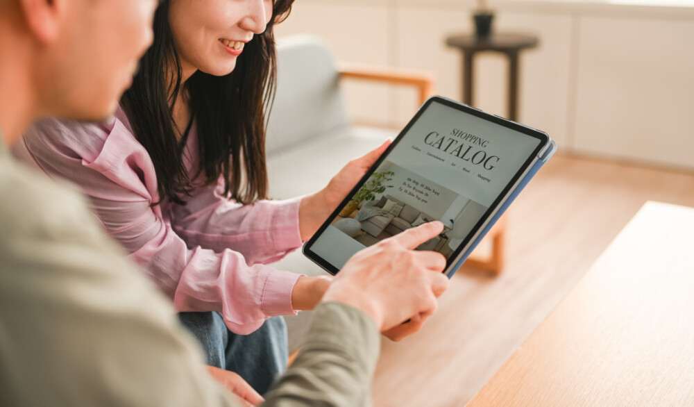 タブレットを見る夫婦