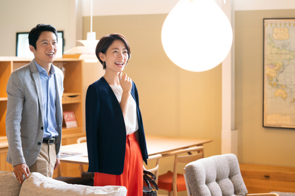 家具店を見る夫婦
