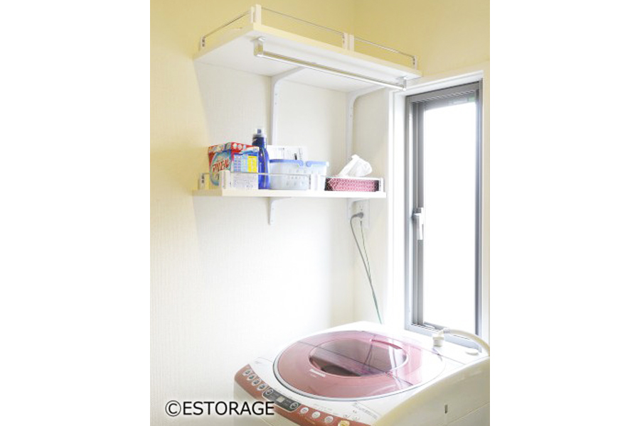 洗濯機上のデットスペースに洗剤などを置ける壁付固定棚