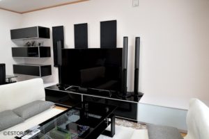 モノトーンでコーディネートされた空間。こだわり抜いたコレクションボード。