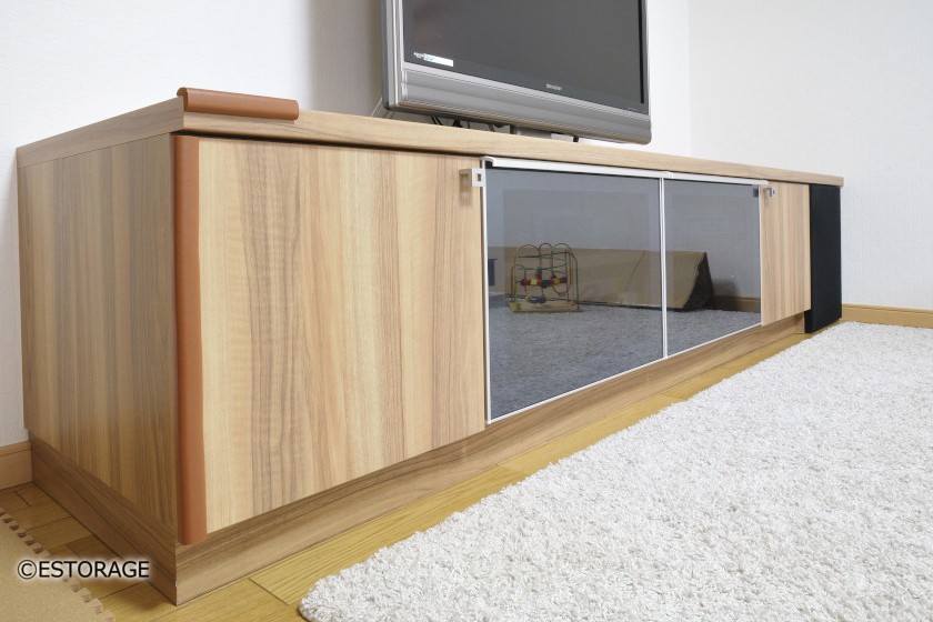 テレビボードのAV機器の収納スペースの扉には、赤外線を通すガラスを採用。