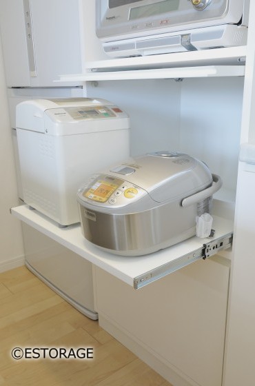 炊飯器とホームベーカリーは、スライド棚を使って機能的に収納。