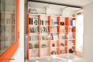 家の空間と調和した個性的な書棚