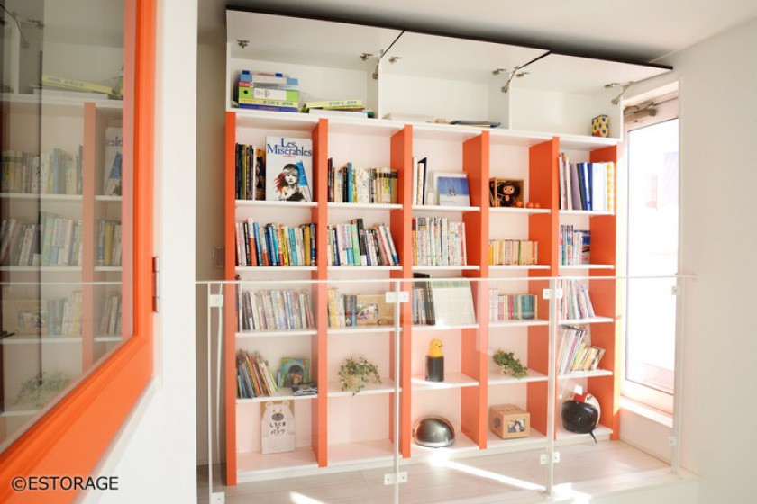 家の空間と調和した個性的なオーダーメイドの書棚
