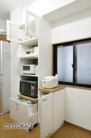 機能的なキッチンを実現したオーダーメイドの食器棚