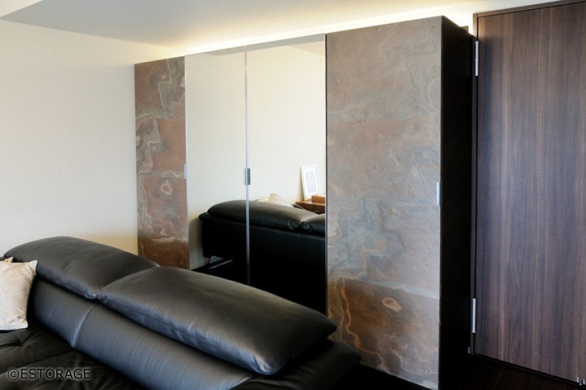 天然石と鏡の扉で重厚感のあるオーダメイドの壁面収納