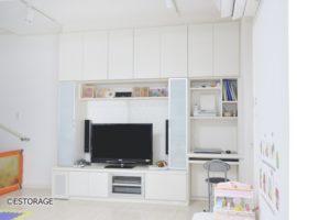 淡い木目で仕上げたＰＣデスク付ＴＶボード