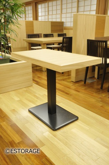 天然木無垢材と天然木突板材を使用した重厚感あふれるテーブル