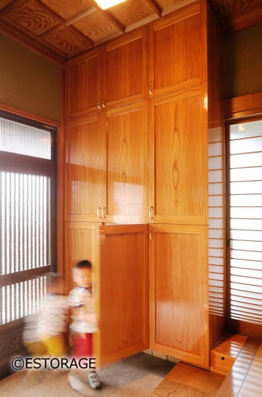 日本住宅に合わせたけやきの玄関収納４
