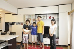 梁の形に合わせて設計した壁面収納