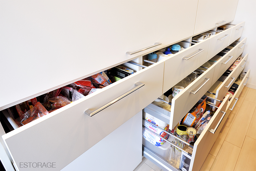 下段の引き出しには、食器や食材を大量に収納できる、オーダーメイドの食器棚。