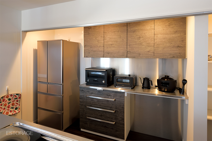 新築のキッチンに用意されていたフリースペースに作ったオーダーメイドの食器棚。