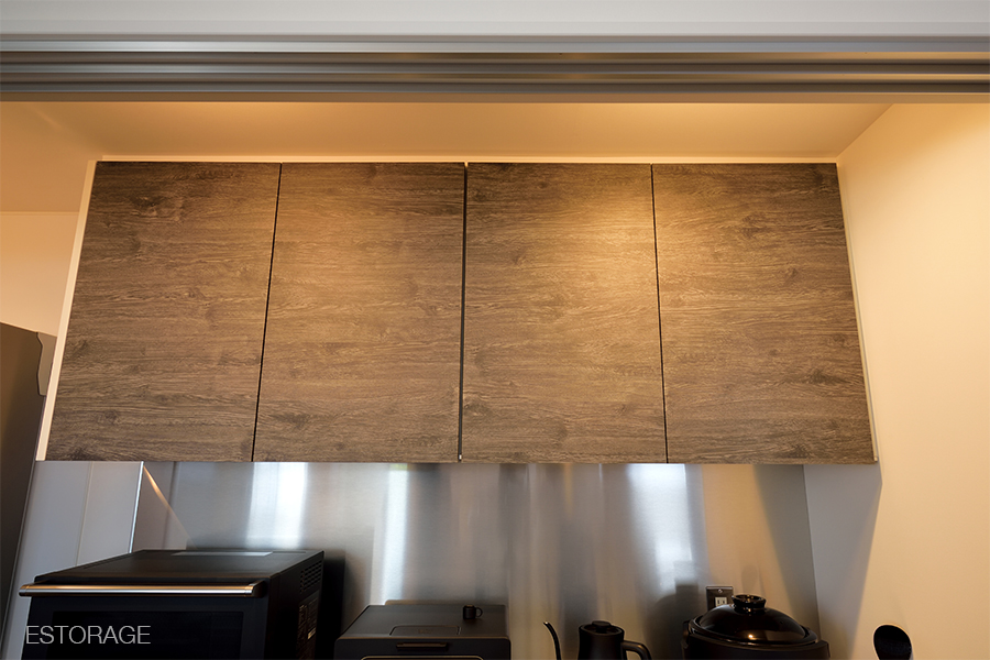 オーダーメイドの食器棚の吊り戸棚の素材は、システムキッチンに合わせてコーディネイト。