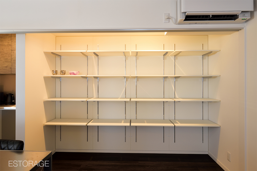 キッチンのフリースペースに作った収納スペースは、可動棚で多目的に使えます。
