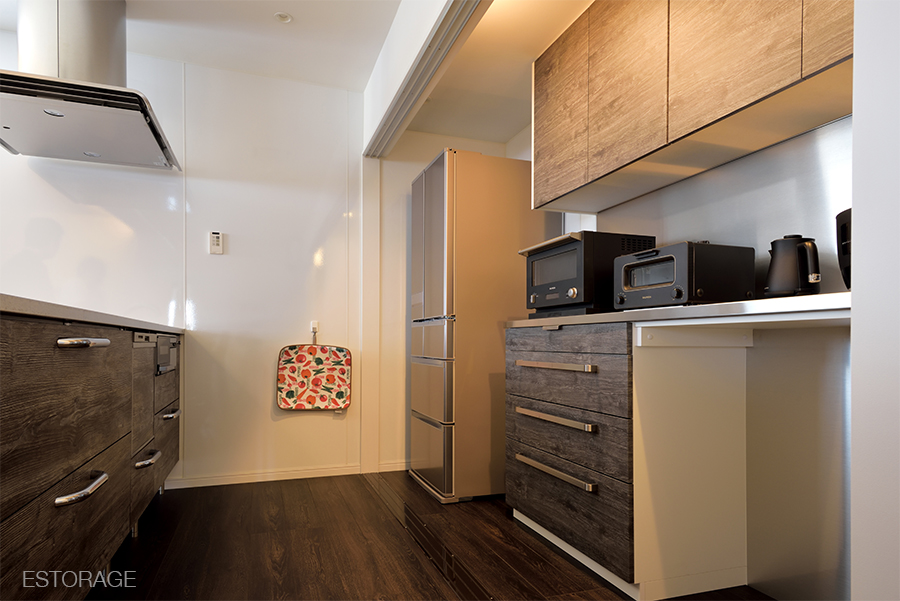 システムキッチンと素材とデザインを合わせたオーダーメイドの食器棚。