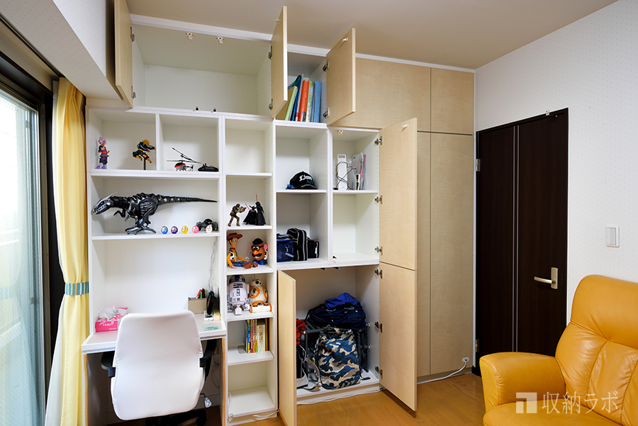 両側から使えるオーダーメイドの壁面収納を、子供の部屋の間仕切りに。