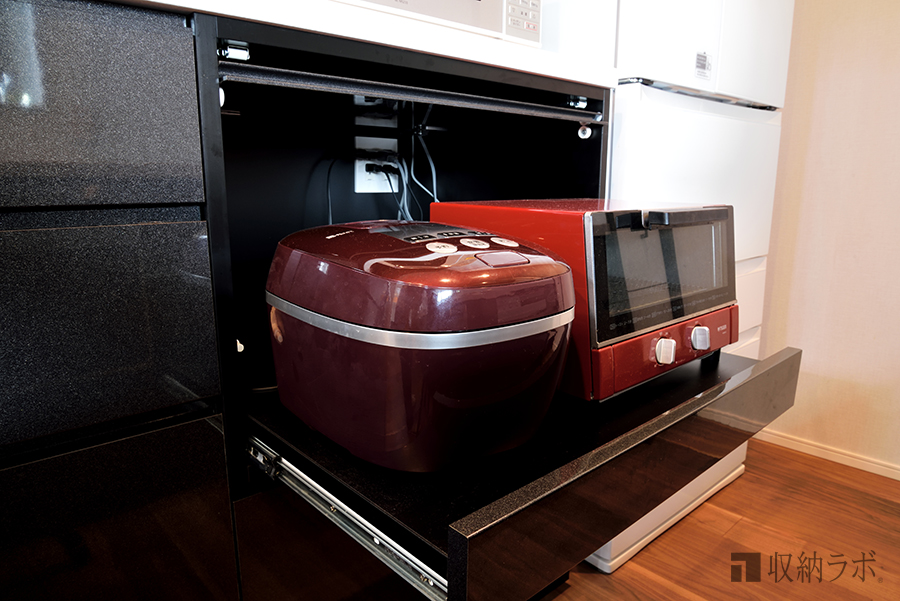 オーダーメイドの食器棚は、調理家電をスライド棚を使って収納。