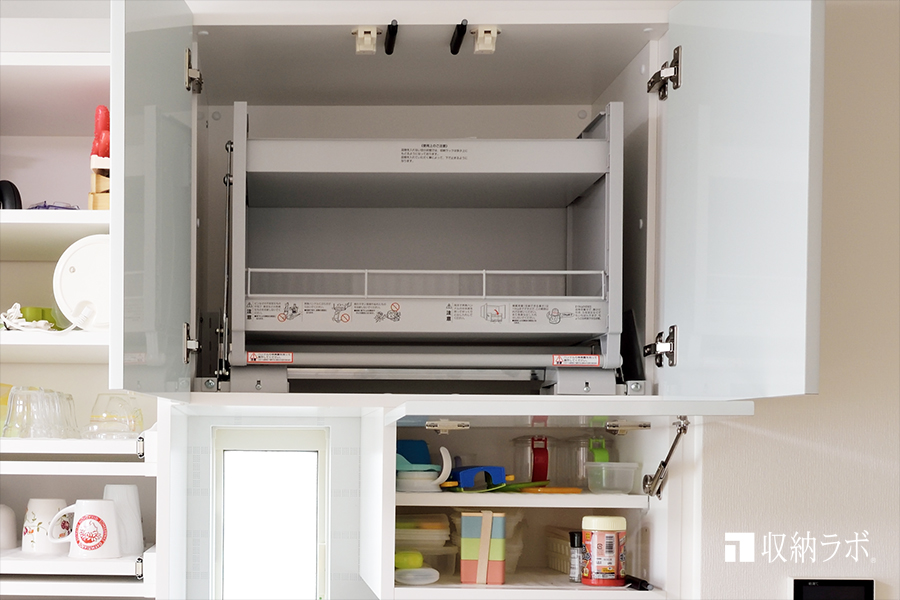 高い所も機能的に使えるリフターを組み込んだ食器棚。
