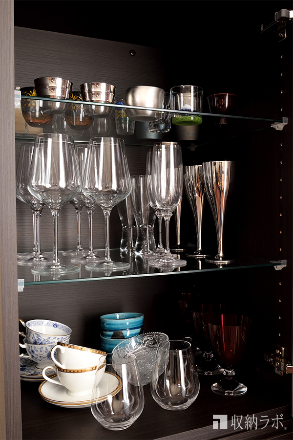 ワイングラスやカップを飾るための飾り棚。