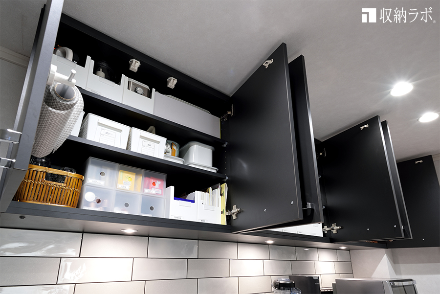 食器棚の上段の収納ボックスには、耐震ラッチを標準装備。