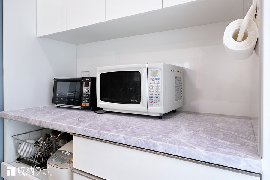 オーダーメイドの食器棚のカウンターには調理家電を置くスペースに。