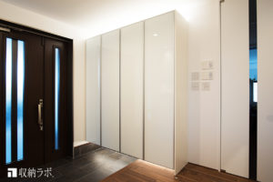 マイホームのインテリアは、ガラス素材で統一、理想を叶えたオーダーメイドの玄関収納。