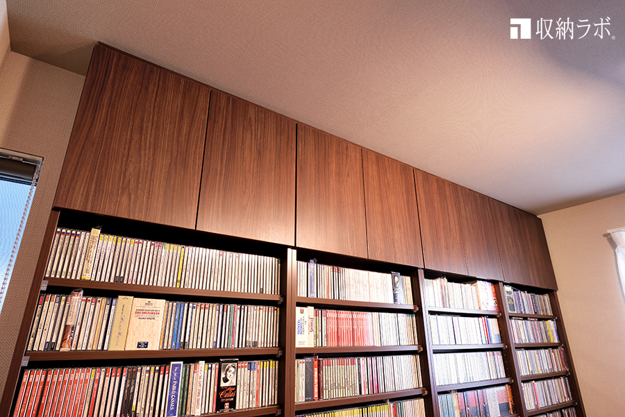 書斎に作った大量のCDとDVDを安全に収納できるオーダーメイドの壁面 