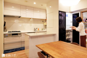 キッチンカウンターと一体になったオーダーメイドの食器棚で、キッチンをリフォーム。
