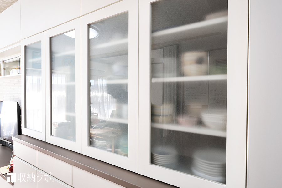 オーダーメイドの食器棚の扉は、半透明のガラスを採用。