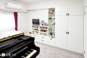 開放感のあるピアノのレッスンルームを実現したオーダーメイドの壁面収納