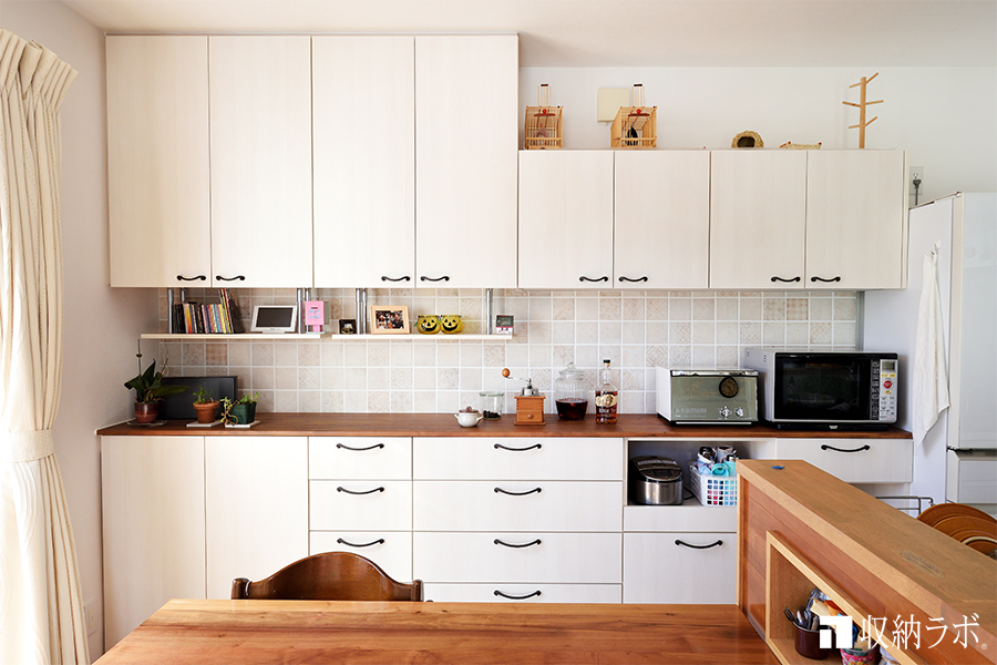 キッチンのサイズにピッタリに設計可能なオーダーメイドの食器棚１