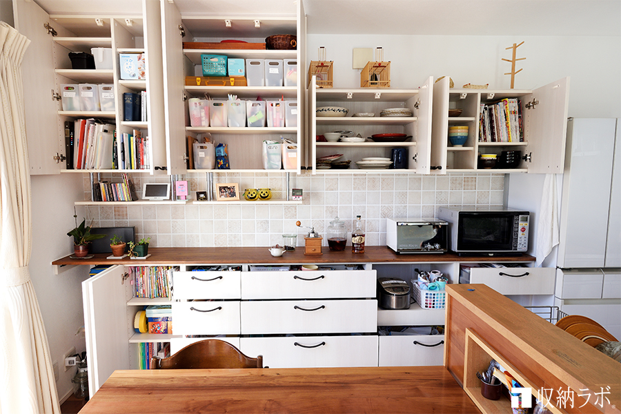 キッチンのサイズにピッタリに設計可能なオーダーメイドの食器棚２