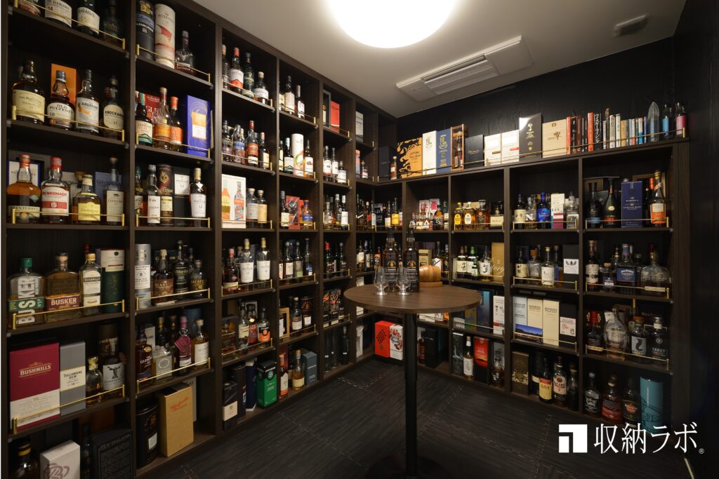 憧れのプライベートバー。ウイスキーを美しく飾る壁面収納